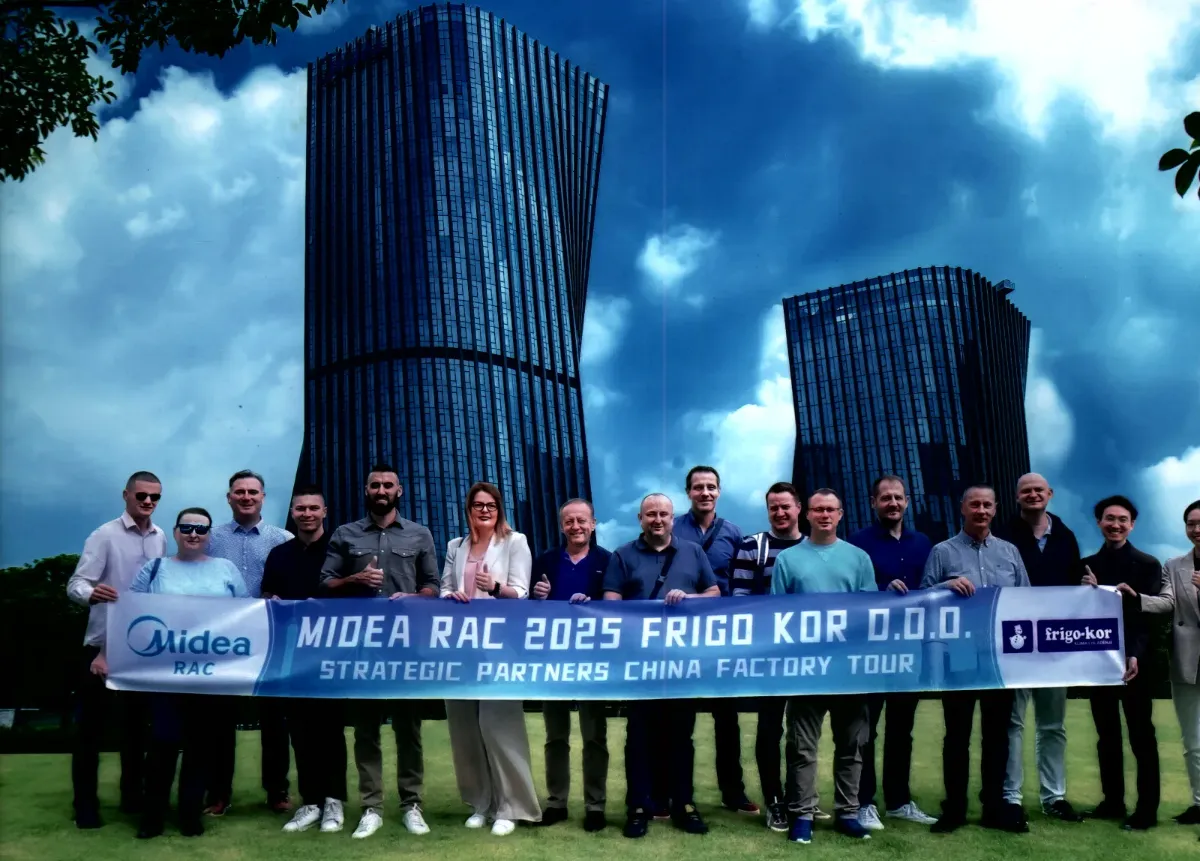 Midea RAC 2025: posjet tvornici u Kini za strateške partnere, grupna fotografija s transparentom