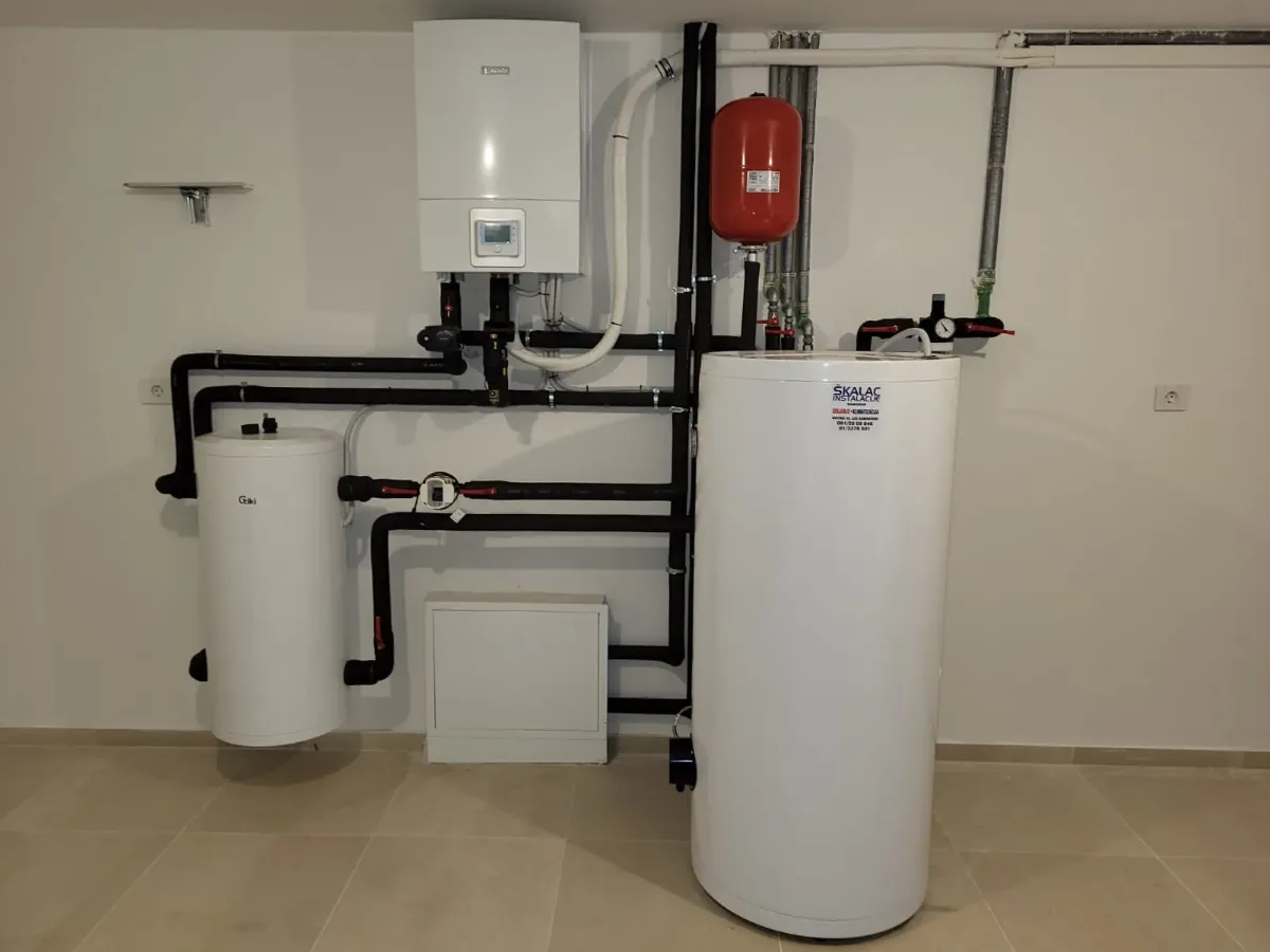 Bosch zidna jedinica i spremnici tople vode u kotlovnici, ugradnja Škalac instalacije
