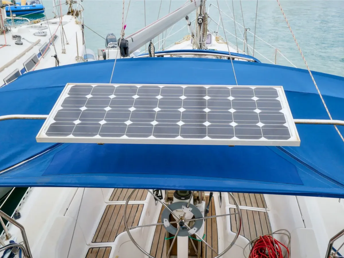Solarni panel na tendi iznad kokpita jedrilice, preko njega prolazi užad