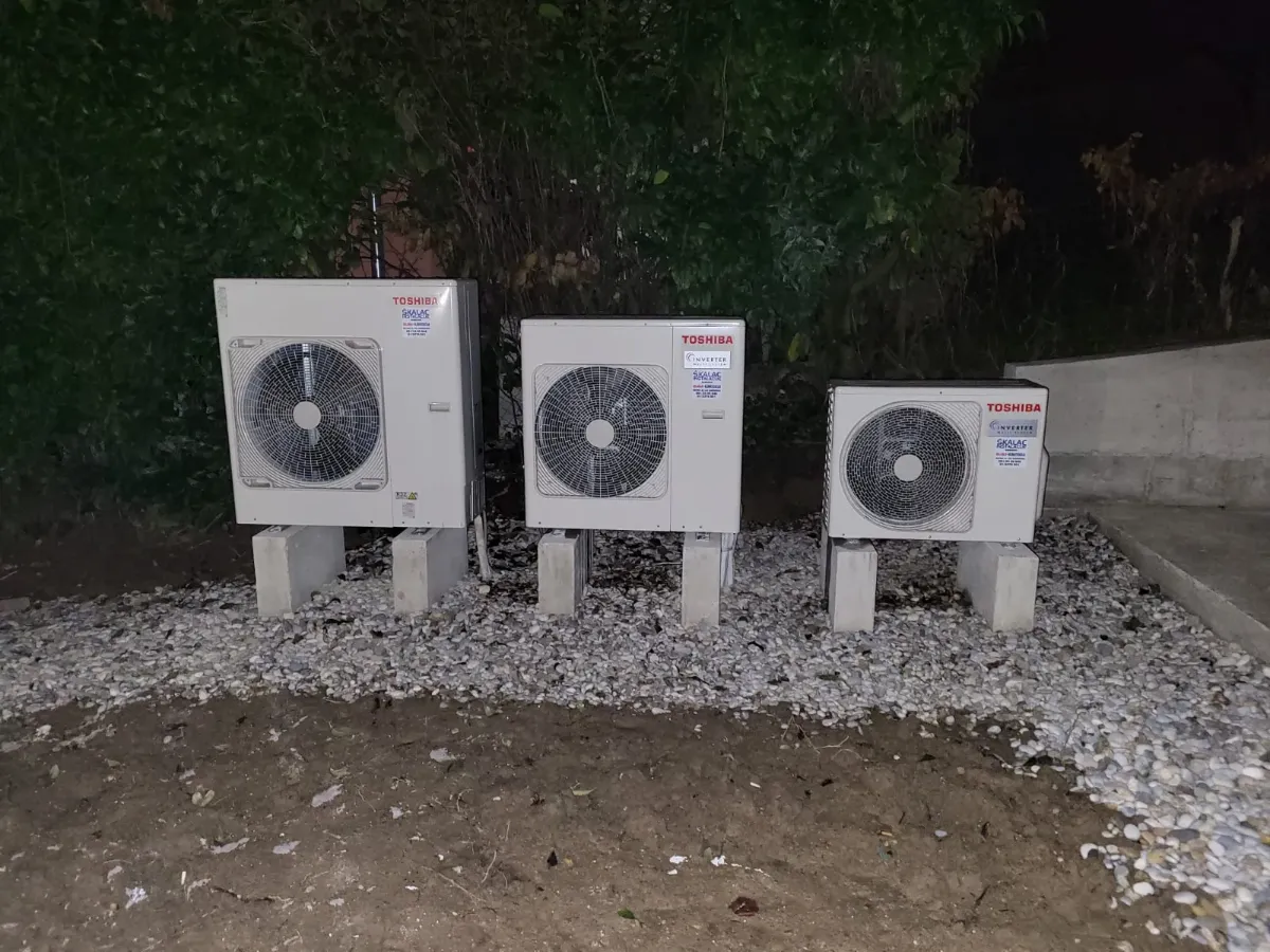 Tri vanjske jedinice Toshiba na betonskim postoljima