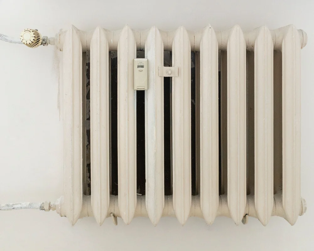 Klasični lijevani radijator koji može ostati uz visokotemperaturnu dizalicu topline